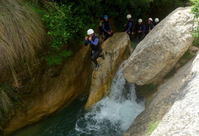 Saltando al río
